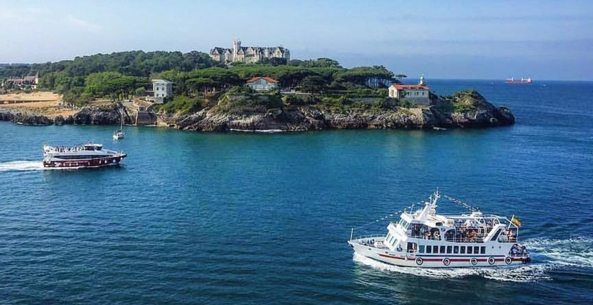 Wine tasting in boat on Santander´s bay