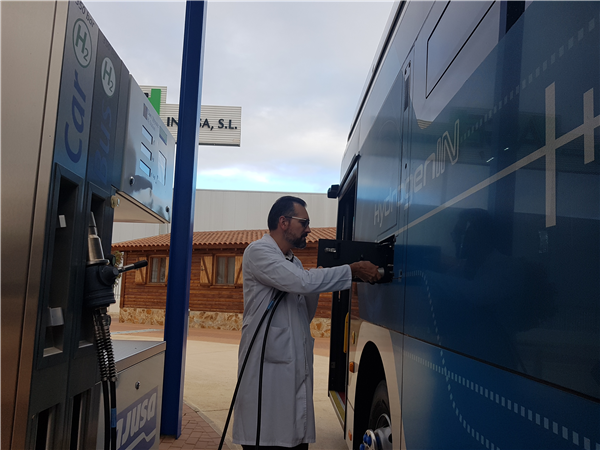 La hidrogenera de Ajusa presta servicio al primer autobús de hidrógeno que reposta en España